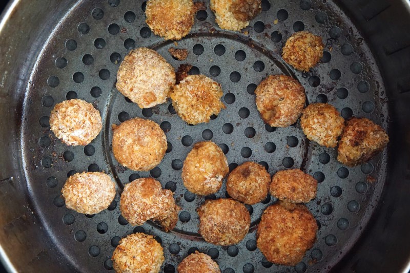 cooked breaded mushrooms in air fryer