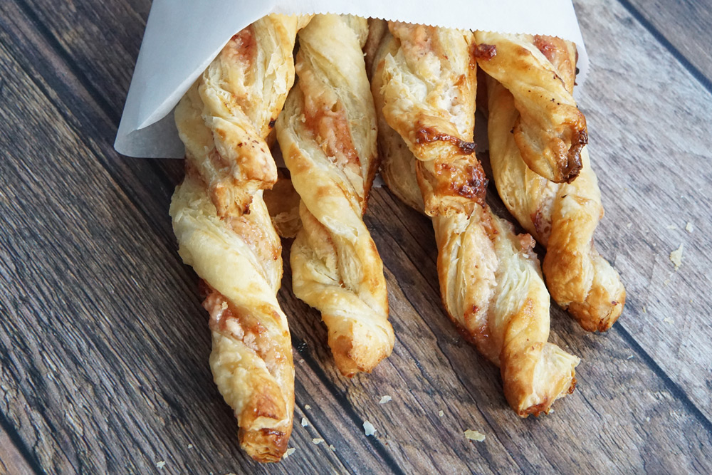 strawberry cream cheese puff pastry sticks