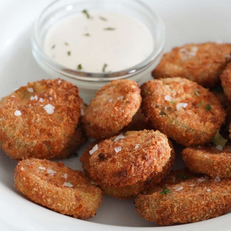 fried pickles with dipping sauce