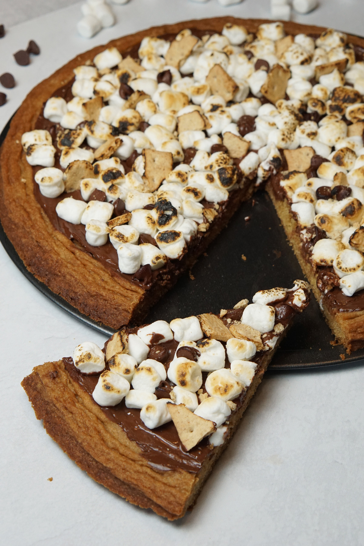 S'more dessert pizza
