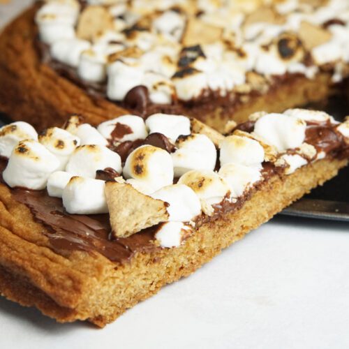 S'more dessert pizza