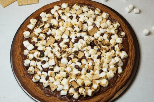 S'more dessert pizza
