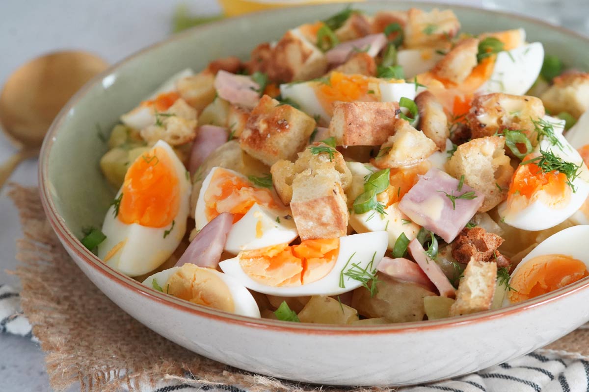 Eggs benedict potato salad